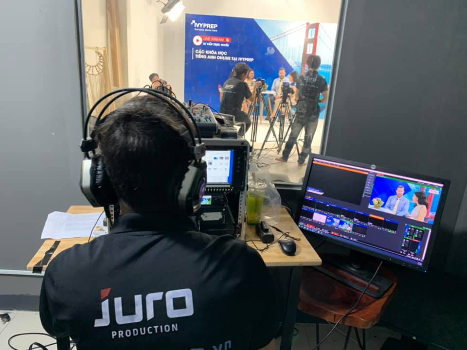 Khách hàng sử dụng dịch vụ livestream chuyên nghiệp tại JURO